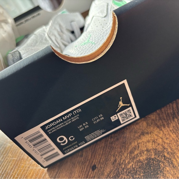 Jordan MVP TD Shoes - White with Green Highlights - Picture 8 of 9